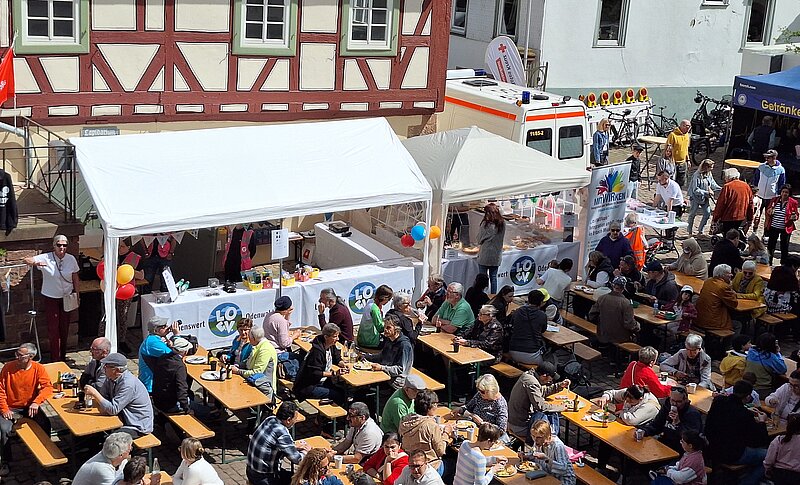Internationaler Kuchenstand von mitWIRken Erbach Michelstadt beim Small IN Festival in Michelstadt