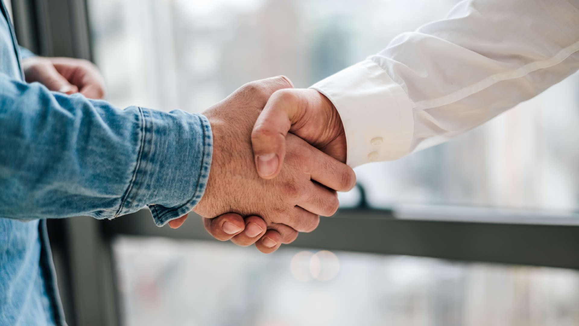 Nahaufnahme eines Händedrucks zwischen zwei Personen
